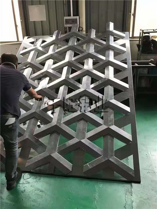下(xià)面三個選購技巧有助于采辦到優異的沖孔鋁單闆