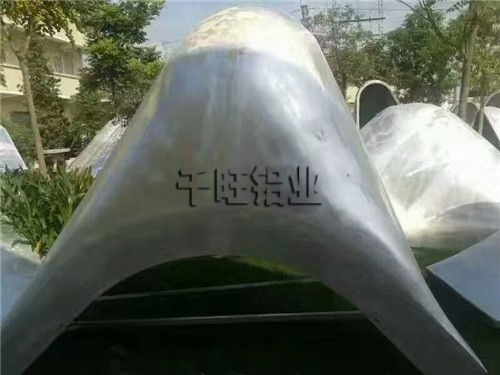 千旺建材公司告訴大(dà)家快速的訂制到優異的雕花鋁單闆